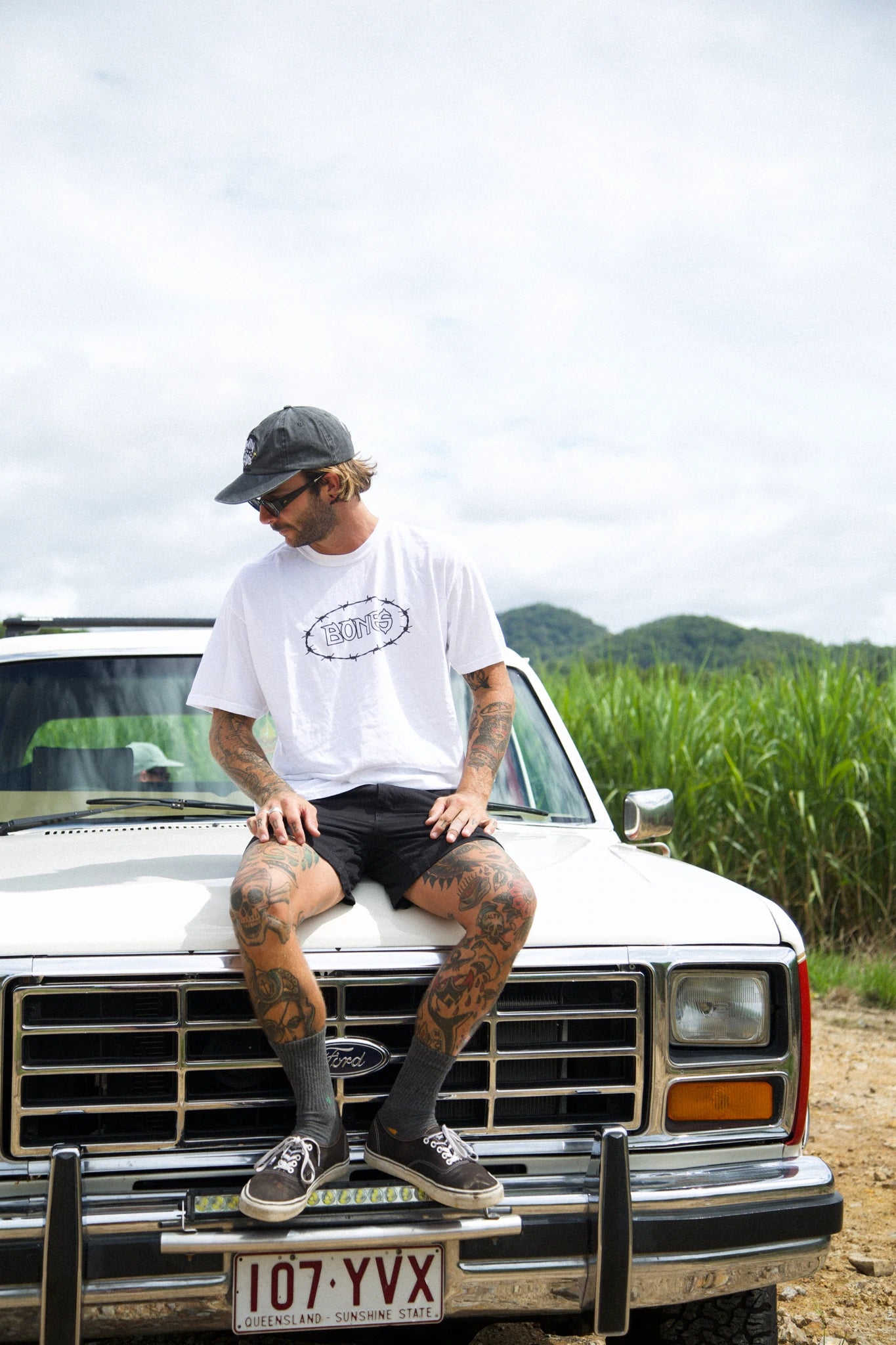 Bones Barb Tee - Vintege White